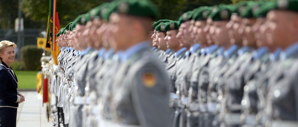 Stillgestanden: Verteidigungsministerin Ursula von der Leyen ist es leid, dass die Truppe mit „Schrott“ in Verbindung gebracht wird.