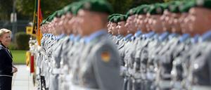 Stillgestanden: Verteidigungsministerin Ursula von der Leyen ist es leid, dass die Truppe mit „Schrott“ in Verbindung gebracht wird.