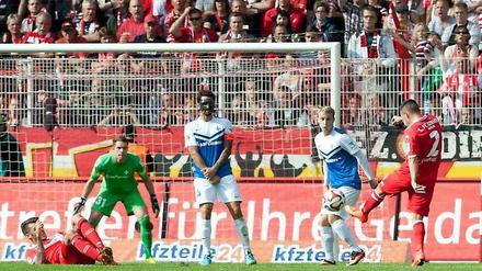 88. Spielminute: Christopher Quiring schließt einen Konter zum 1:1-Ausgleich ab.