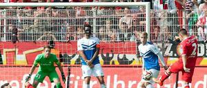 88. Spielminute: Christopher Quiring schließt einen Konter zum 1:1-Ausgleich ab.