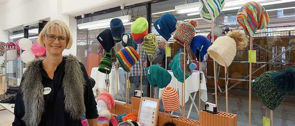 Von Neukölln nach Zehlendorf. Designerin Aenne Gedamke fertigt farbenfrohe Mützen an. Jetzt ist sie Mitbetreiberin des neuen Ladens „Yaarn“ im U-Bahnhof Onkel Toms Hütte.