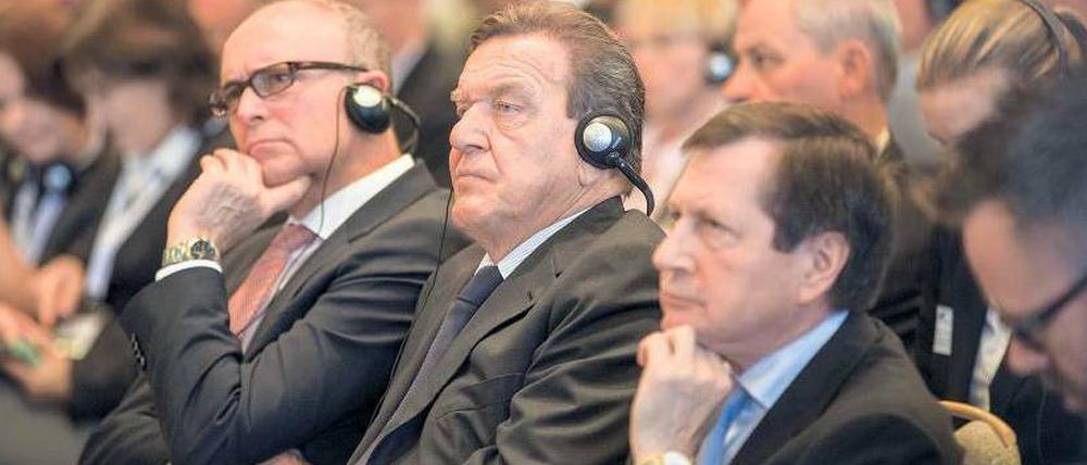 Ministerpräsident Erwin Sellering, Altkanzler Gerhard Schröder und der russische Botschafter in Deutschland, Wladimir Grinin (v.l.n.r.), beim Russlandtag.
