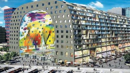In dem äußeren Bogen sind Wohnungen und Büros untergebracht, innen befindet sich die riesige Markthalle.