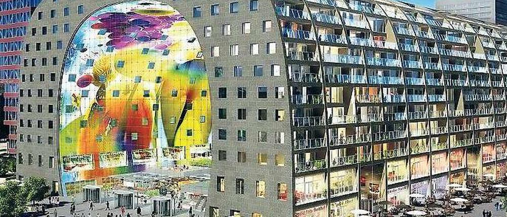 In dem äußeren Bogen sind Wohnungen und Büros untergebracht, innen befindet sich die riesige Markthalle.