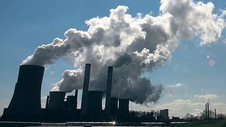 Das tut man nicht. Aktivisten wollen Konzerne wie RWE, hier der Kohle-Meiler Niederaußem, gesellschaftlich ächten.