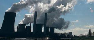 Das tut man nicht. Aktivisten wollen Konzerne wie RWE, hier der Kohle-Meiler Niederaußem, gesellschaftlich ächten.