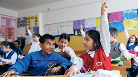 Unbeschwert. In staatlichen Schulen galt bislang ein Kopftuchverbot, das in den vergangenen Jahren bereits für Universitäten und andere öffentliche Einrichtungen aufgehoben wurde. Ab sofort können Mädchen das Kopftuch schon ab der 5. Klasse tragen. 