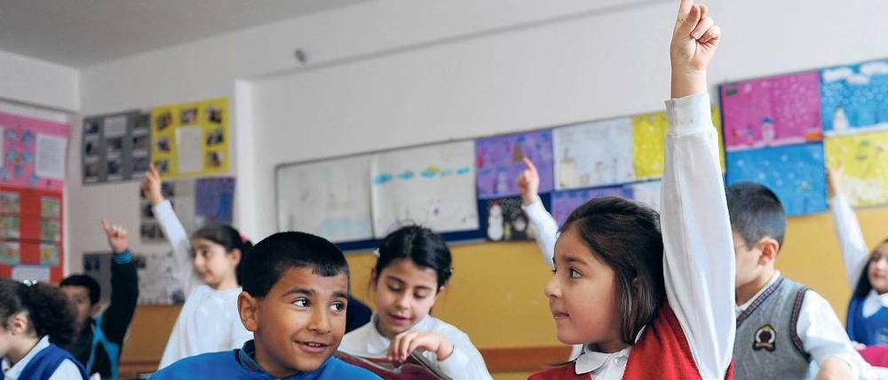 Unbeschwert. In staatlichen Schulen galt bislang ein Kopftuchverbot, das in den vergangenen Jahren bereits für Universitäten und andere öffentliche Einrichtungen aufgehoben wurde. Ab sofort können Mädchen das Kopftuch schon ab der 5. Klasse tragen. 