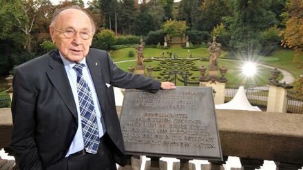 Eine bleibende Erinnerung: Hans-Dietrich Genscher kehrte am 30. September 2009 auf den Balkon der Prager Botschaft zurück.