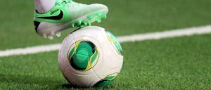 Eine WM auf Kunstrasen, im Männerfußball undenkbar.