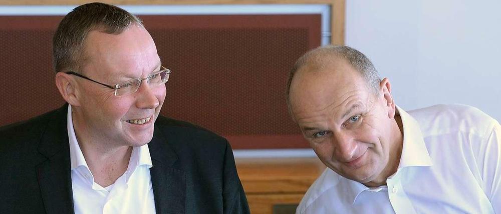 Ministerpräsident Dietmar Woidke (r.) und der SPD-Fraktionsvorsitzende im Landtag, Klaus Ness, kurz vor Beginn der Koalitionsverhandlungen mit der Linkspartei.