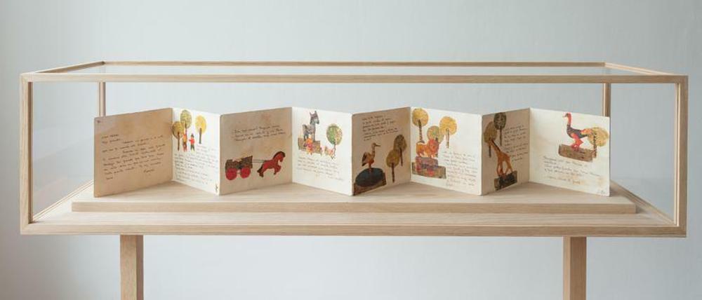 Erinnerungsarbeit. Die Mutter von Juan-Pedro Fabra Guemberena bastelte für ihren kleinen Sohn während der Haft ein Bilderbuch. In seiner Ausstellung bei Kinderhook & Caracas präsentiert er es zum ersten Mal öffentlich.