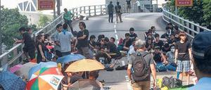 Kein Durchkommen. Junge Menschen blockieren Straßen in mehreren Teilen der Stadt. Sie wollen mehr Demokratie in der Millionenmetropole Hongkong.