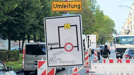 Langes Warten. Bis eine Umleitung genehmigt ist, kann durchaus mehr als ein Jahr vergehen. Beim Umbau der Warschauer Straße verzögerte sich der Beginn aber nur um eine Woche.