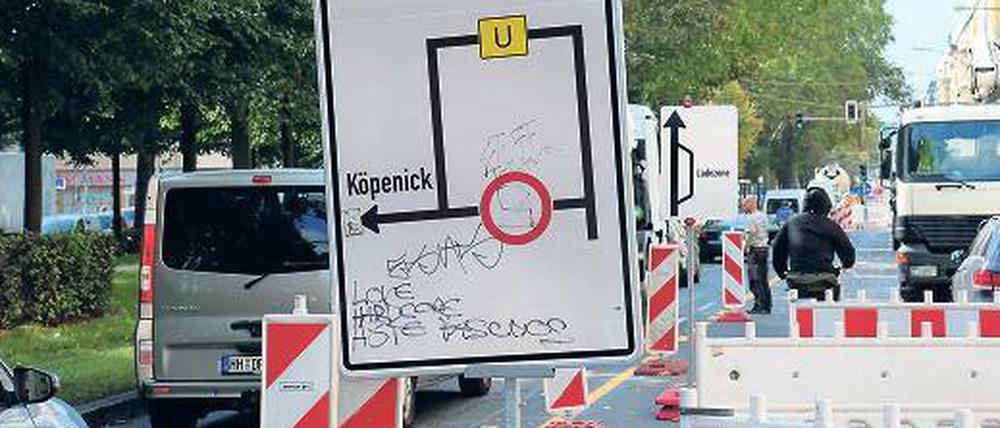 Langes Warten. Bis eine Umleitung genehmigt ist, kann durchaus mehr als ein Jahr vergehen. Beim Umbau der Warschauer Straße verzögerte sich der Beginn aber nur um eine Woche.