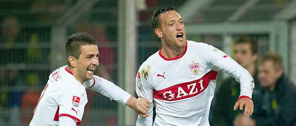 Heimatgefühle. Julian Schieber (r.), hier im Stuttgarter Trikot, trifft am Freitag mit Hertha auf seinen ehemaligen Klub