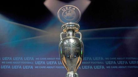 Fehlt noch in Löws Sammlung: Der Pokal, um den es bei der Europameisterschaft geht.