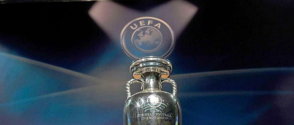 Fehlt noch in Löws Sammlung: Der Pokal, um den es bei der Europameisterschaft geht.
