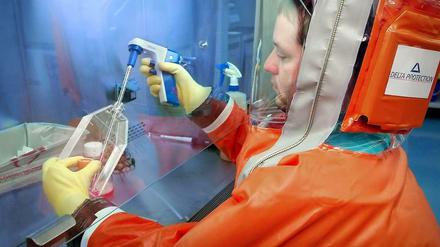 Ein Mitarbeiter der US-Gesundheitsbehörde CDC (Centers for Desease Control) experimentiert in einem Labor mit Viren.