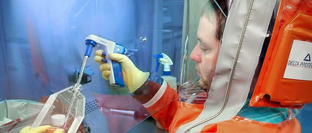 Ein Mitarbeiter der US-Gesundheitsbehörde CDC (Centers for Desease Control) experimentiert in einem Labor mit Viren.