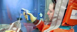 Ein Mitarbeiter der US-Gesundheitsbehörde CDC (Centers for Desease Control) experimentiert in einem Labor mit Viren.