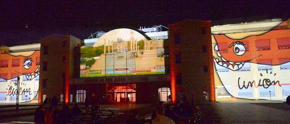 In den jüngsten beiden Nächten wurde die Außenfassade der Haupttribüne im Stadion An der Alten Försterei in der Dunkelheit angestrahlt.