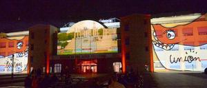 In den jüngsten beiden Nächten wurde die Außenfassade der Haupttribüne im Stadion An der Alten Försterei in der Dunkelheit angestrahlt. 