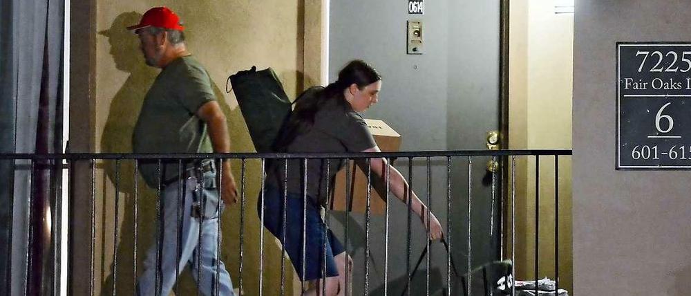 Isoliert. Mitarbeiter des Roten Kreuzes liefern Lebensmittel an die Familie unter Quarantäne.
