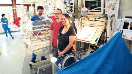 Kinderzimmer mit Inkubatoren. Lena und Christian Zwer sind Eltern von Vierlingen, die viel zu früh geholt werden mussten. Zwei der vier Brutkästen sind abgedeckt, um die Frühchen vor dem Licht zu schützen.