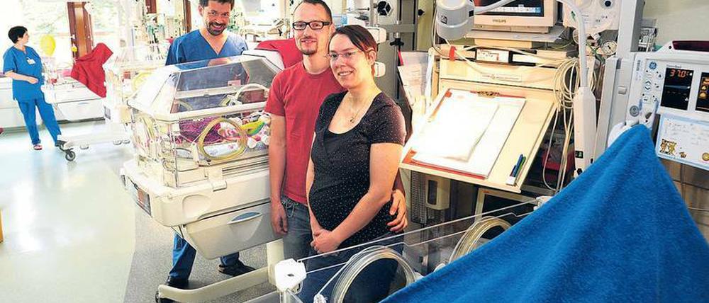 Kinderzimmer mit Inkubatoren. Lena und Christian Zwer sind Eltern von Vierlingen, die viel zu früh geholt werden mussten. Zwei der vier Brutkästen sind abgedeckt, um die Frühchen vor dem Licht zu schützen.