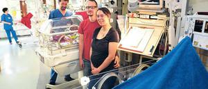 Kinderzimmer mit Inkubatoren. Lena und Christian Zwer sind Eltern von Vierlingen, die viel zu früh geholt werden mussten. Zwei der vier Brutkästen sind abgedeckt, um die Frühchen vor dem Licht zu schützen.