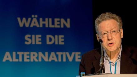 Konrad Adam, einer der drei Sprecher der Partei "Alternative für Deutschland" (AfD), greift Bundesfinanzminister Wolfgang Schäuble hart an.