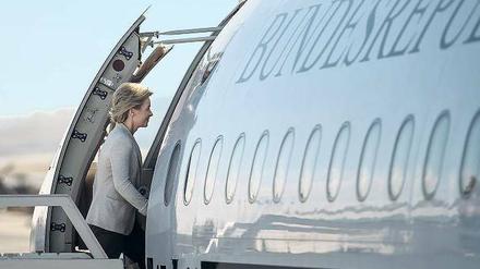 Die Kritik wird lauter. Bundesverteidigungsministerin Ursula von der Leyen, hier am Wochenende auf dem Rückflug von Jordanien. Da stieg sie in einen Airbus der Bundesluftwaffe.