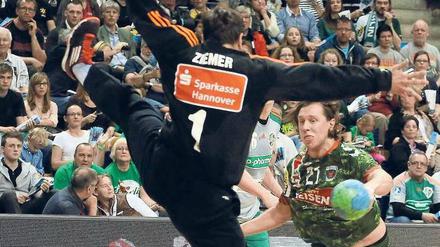 Das Tor ist zu. Hannovers Torhüter Martin Ziemer (l.) überragte. 