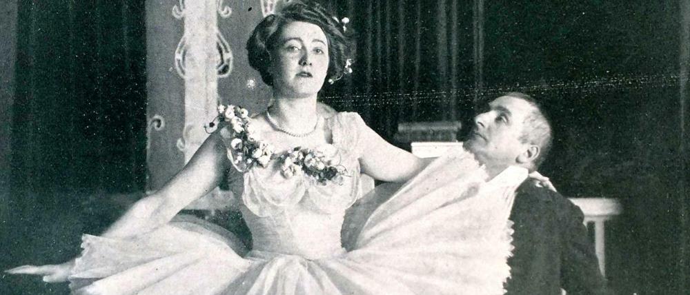 Die Schauspielerin Tilly Wedekind sitzt auf dem Schoß ihres Mannes Frank Wedekind.
