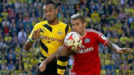Pierre-Emerick Aubameyang (l.) im Zweikampf mit Valon Behrami