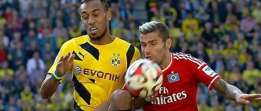 Pierre-Emerick Aubameyang (l.) im Zweikampf mit Valon Behrami