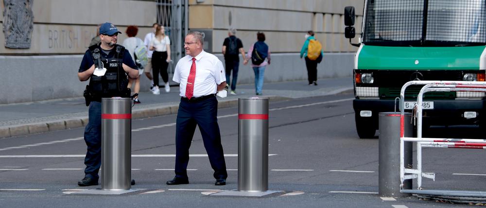Gut abgesichert. Poller an der Britischen Botschaft unterbrechen die Wilhelmstraße für den Autoverkehr.