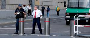 Gut abgesichert. Poller an der Britischen Botschaft unterbrechen die Wilhelmstraße für den Autoverkehr.