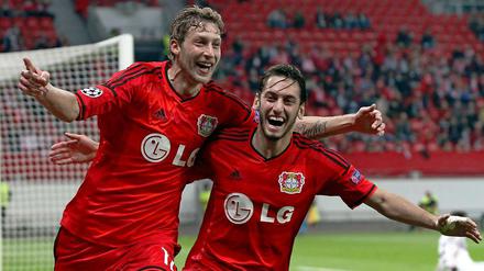Fußball kann so schön sein. Leverkusens Stefan Kießling und Hakan Calhanoglu beim Torjubel.