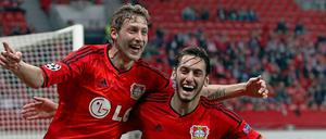 Fußball kann so schön sein. Leverkusens Stefan Kießling und Hakan Calhanoglu beim Torjubel.