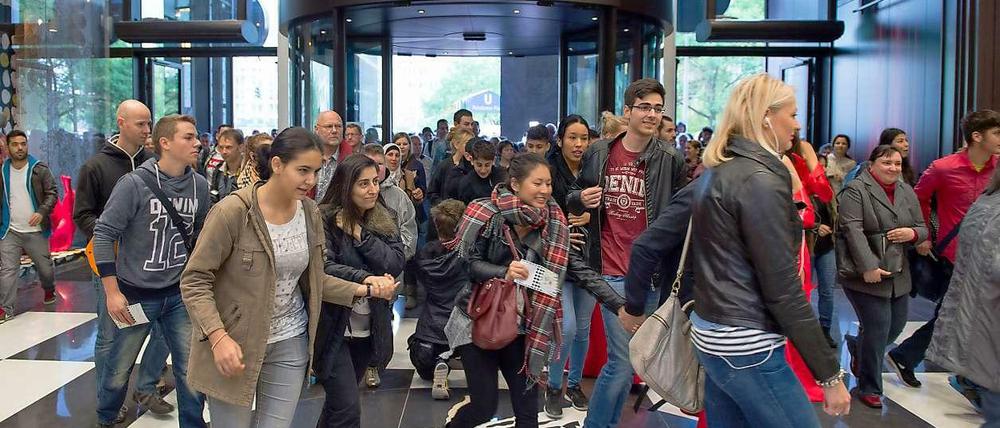 Hunderte stürmten am Eröffnungstag in die neue "Mall of Berlin".