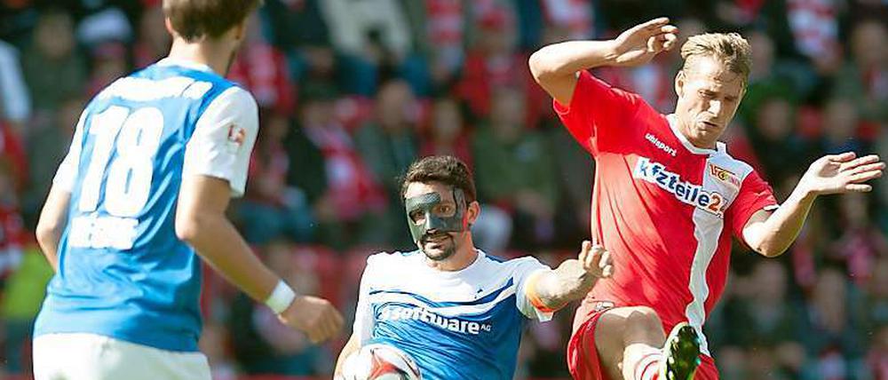 Maskenball. Der Darmstädter Aytac Sulu (Mi.) und Unions Brandy (re.).