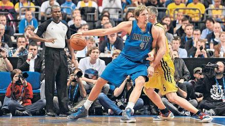 2012 schauten die Dallas Mavericks mit Superstar Dirk Nowitzki (im Duell mit Sven Schultze) für ein Testspiel in Berlin vorbei. 