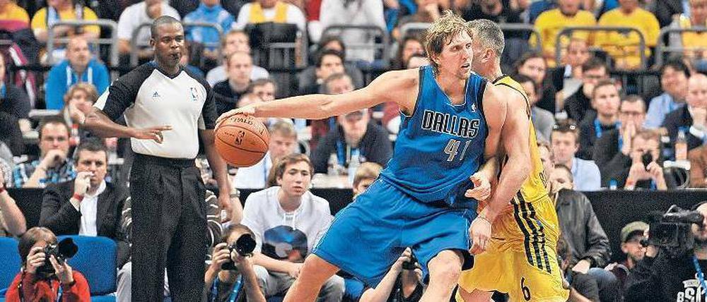 2012 schauten die Dallas Mavericks mit Superstar Dirk Nowitzki (im Duell mit Sven Schultze) für ein Testspiel in Berlin vorbei. 
