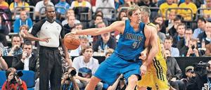 2012 schauten die Dallas Mavericks mit Superstar Dirk Nowitzki (im Duell mit Sven Schultze) für ein Testspiel in Berlin vorbei.