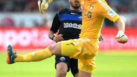 Dicker Patzer: Vor dem 1:0 für den SC Paderborn trat Bayer-Torwart Bernd Leno am Ball vorbei.