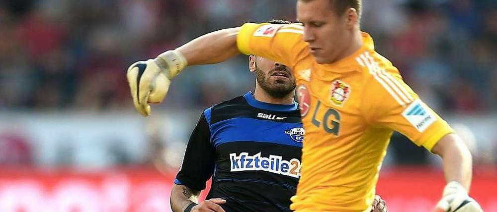 Dicker Patzer: Vor dem 1:0 für den SC Paderborn trat Bayer-Torwart Bernd Leno am Ball vorbei.