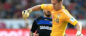 Dicker Patzer: Vor dem 1:0 für den SC Paderborn trat Bayer-Torwart Bernd Leno am Ball vorbei.