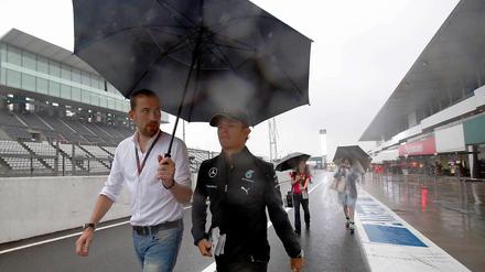 Nico Rosberg gut abgeschirmt. Im Rennen würde das so aber nur schwerlich funktionieren.